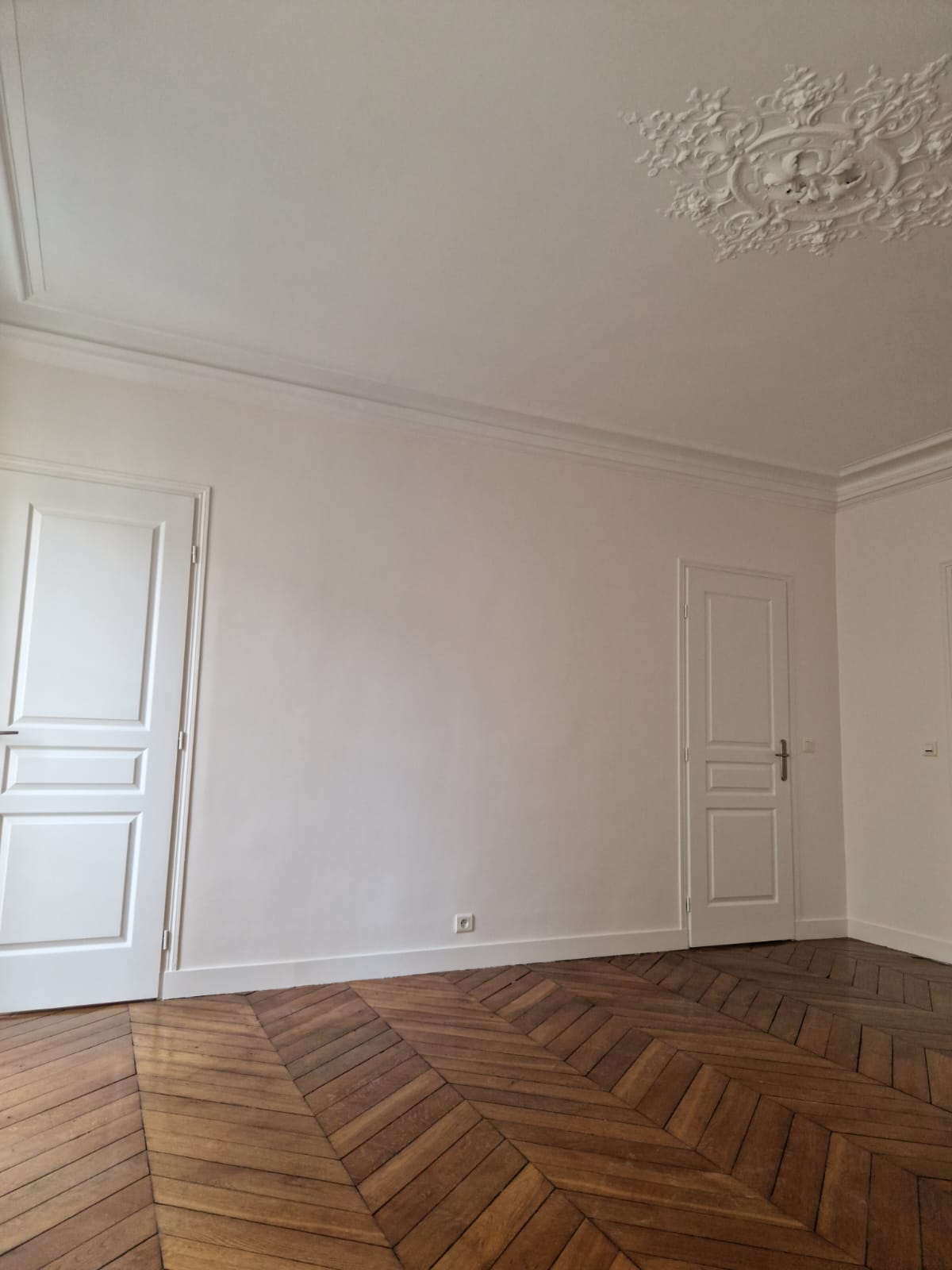 Peinture appartement 65m²|Rénovation peinture complète mus blanc cassé et plafonds blancs
à  Paris 75011 Budget 6000€.